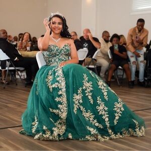 Emerald green and gold ball gown. Perfect for sweet 16 or prom.